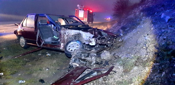 Tır ile otomobil kafa kafaya çarpıştı! Otomobil hurdaya döndü, yaralılar var