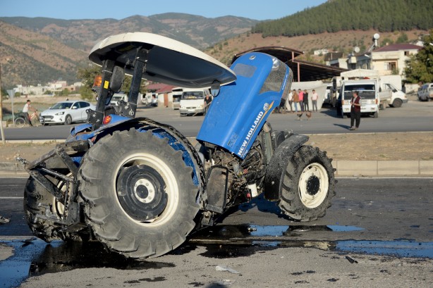 Foto - Tır ile traktör çarpıştı