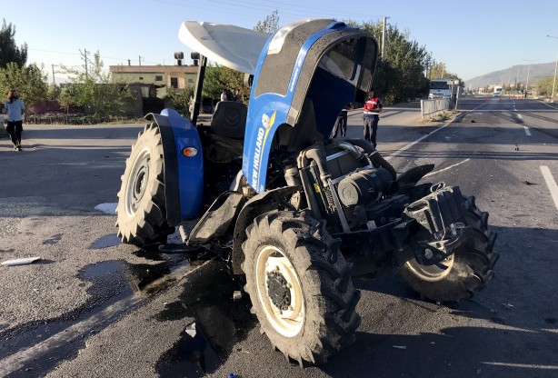 Foto - Tır ile traktör çarpıştı