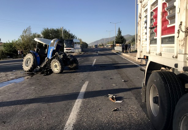 Foto - Tır ile traktör çarpıştı