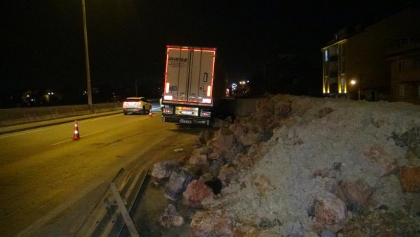 Foto - Tır kazası ucuz atlatıldı!