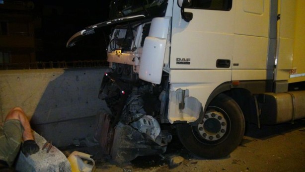 Foto - Tır kazası ucuz atlatıldı!