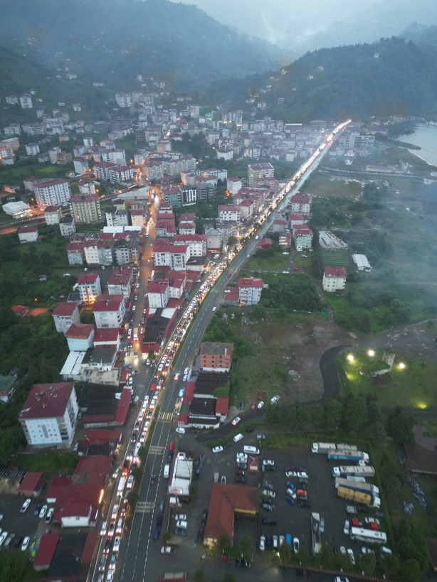 Foto - Tır kuyruğu değil telefon kuyruğu