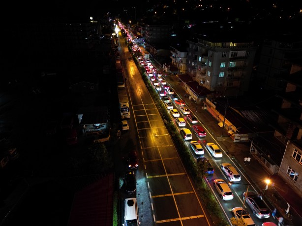 Foto - Tır kuyruğu değil telefon kuyruğu