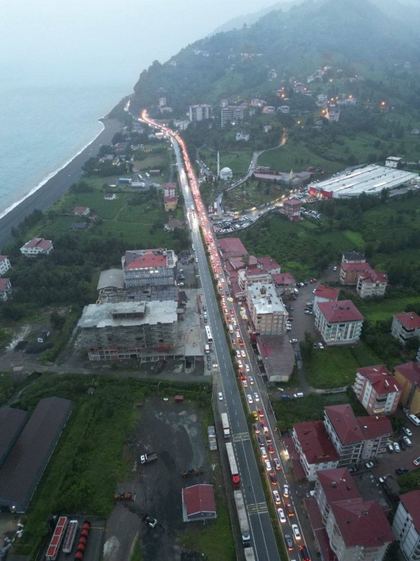 Foto - Tır kuyruğu değil telefon kuyruğu