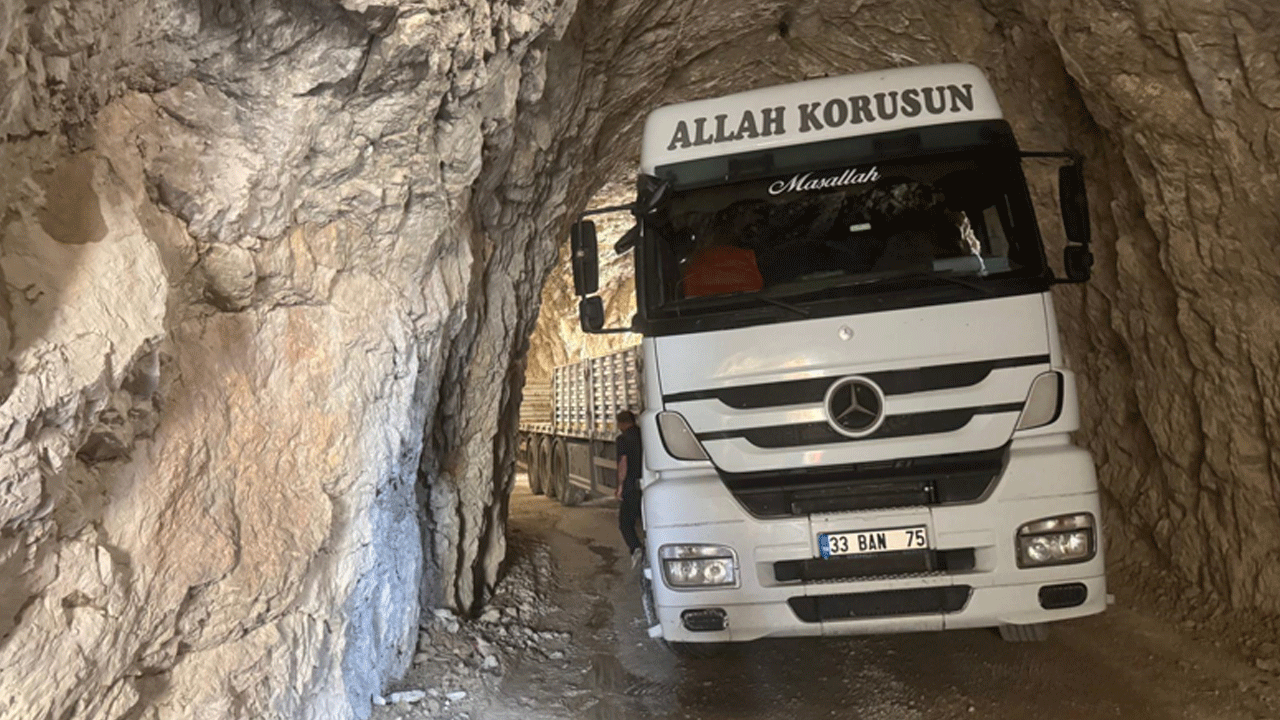 Foto - Tır tarihi Taş Kemaliyeliler Yolu'nda tünele sıkıştı