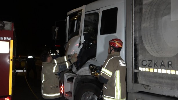 Foto - Tıra arkadan çarpan kamyonetin sürücüsü şoför kabininde sıkıştı
