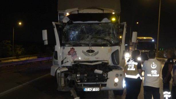 Tıra arkadan çarpan kamyonetin sürücüsü şoför kabininde sıkıştı