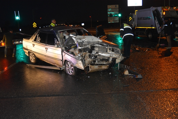 Foto - TIR'a çarpan araç hurdaya döndü: 5 yaralı