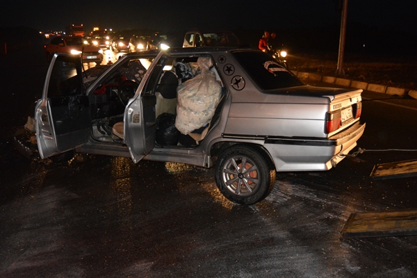 Foto - TIR'a çarpan araç hurdaya döndü: 5 yaralı