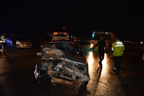 Foto - TIR'a çarpan araç hurdaya döndü: 5 yaralı