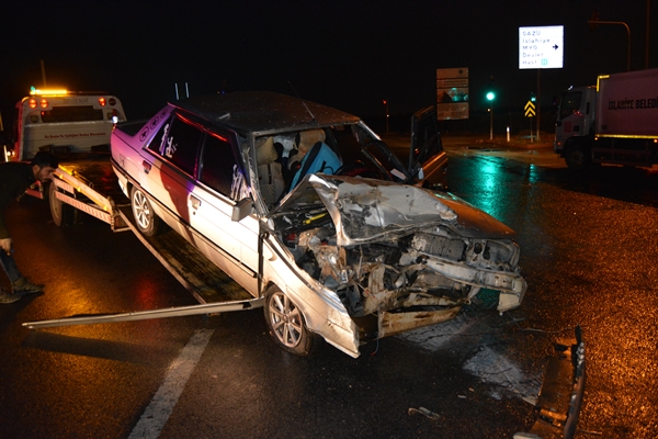 Foto - TIR'a çarpan araç hurdaya döndü: 5 yaralı