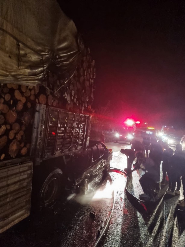 Foto - Tıra çarpan otomobil alev alev yandı