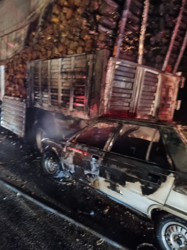 Foto - Tıra çarpan otomobil alev alev yandı