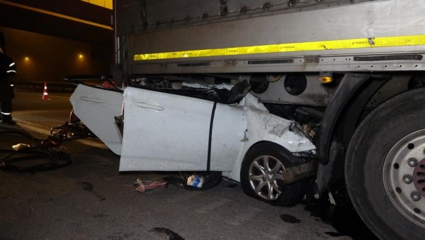 Foto - Tıra saplanan otomobil kağıt gibi ezildi