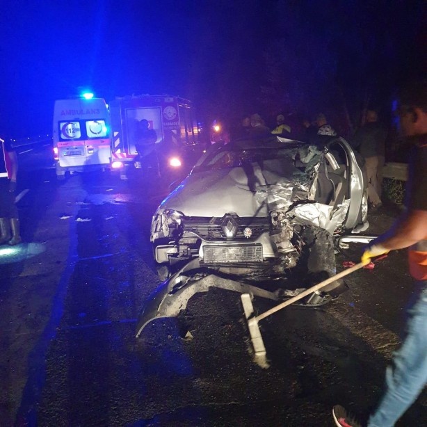Foto - TIR'dan kopan lastik kazaya yol açtı: Yaralılar var