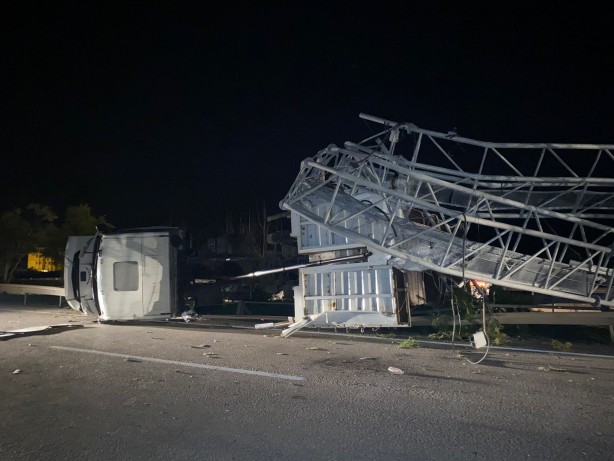 Foto - Tırın açılan dorsesi EDS'ye çarptı, ortalık savaş alanına döndü