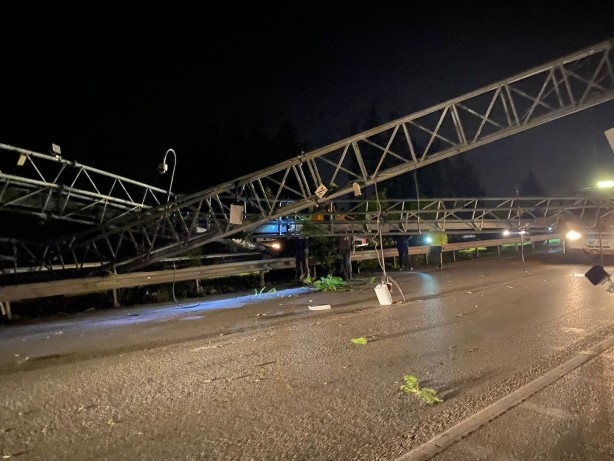 Foto - Tırın açılan dorsesi EDS'ye çarptı, ortalık savaş alanına döndü