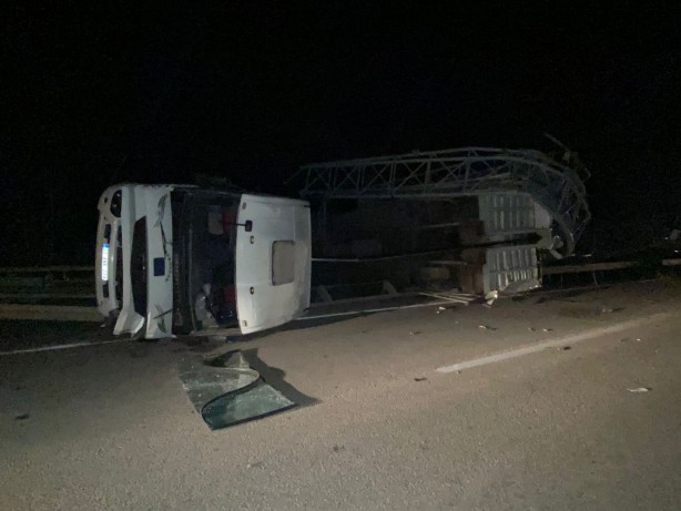 Foto - Tırın açılan dorsesi EDS'ye çarptı, ortalık savaş alanına döndü