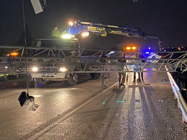 Foto - Tırın açılan dorsesi EDS'ye çarptı, ortalık savaş alanına döndü