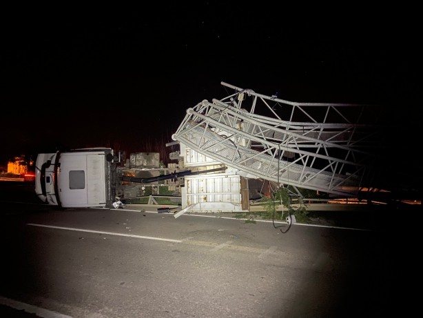 Foto - Tırın açılan dorsesi EDS'ye çarptı, ortalık savaş alanına döndü