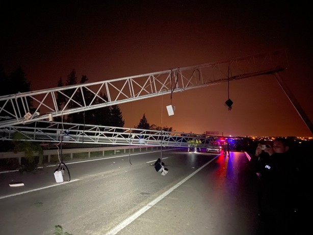 Foto - Tırın açılan dorsesi EDS'ye çarptı, ortalık savaş alanına döndü