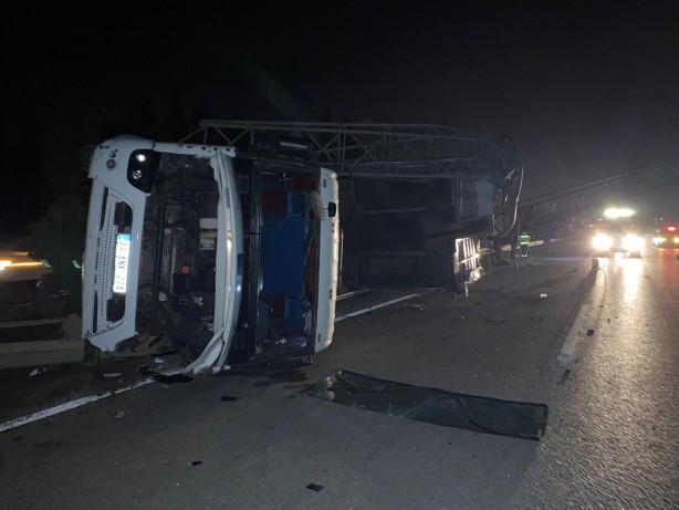 Foto - Tırın açılan dorsesi EDS'ye çarptı, ortalık savaş alanına döndü