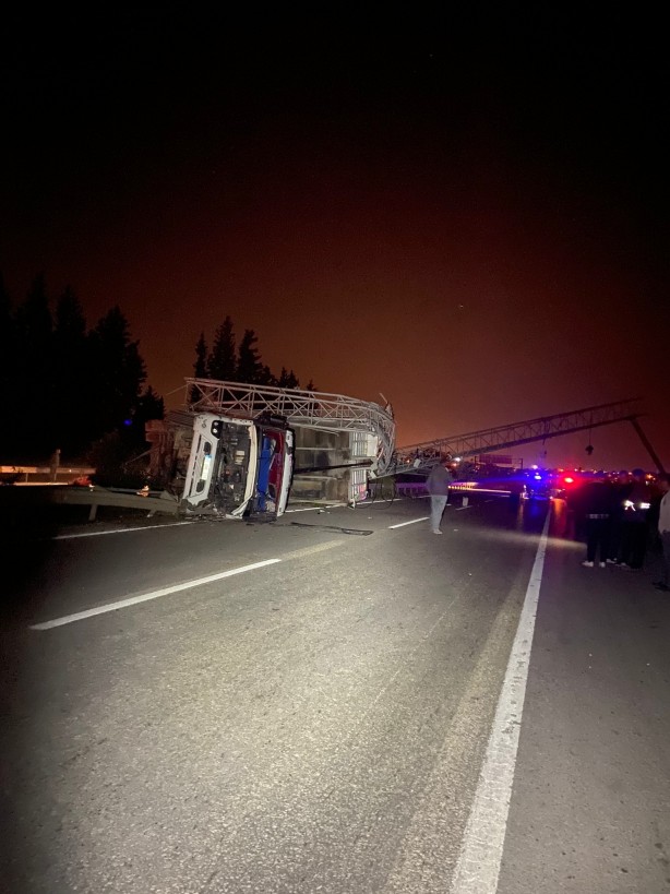 Foto - Tırın açılan dorsesi EDS'ye çarptı, ortalık savaş alanına döndü