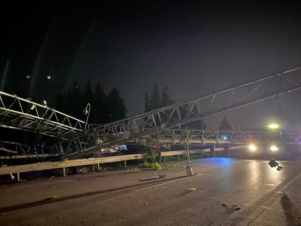 Foto - Tırın açılan dorsesi EDS'ye çarptı, ortalık savaş alanına döndü