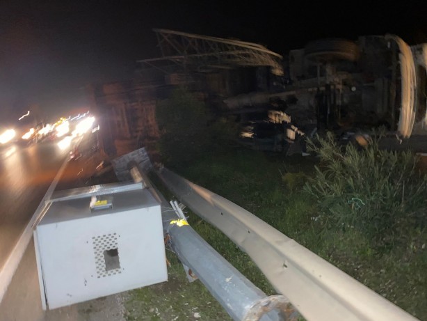 Foto - Tırın açılan dorsesi EDS'ye çarptı, ortalık savaş alanına döndü