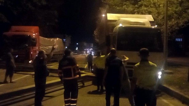 Foto - Tırın çarptığı bariyer yola savruldu, trafik durdu
