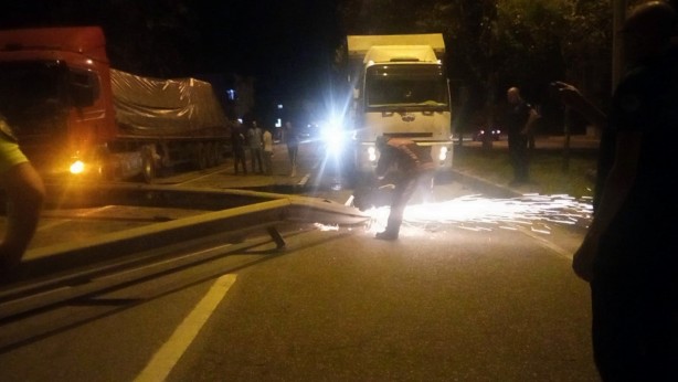 Tırın çarptığı bariyer yola savruldu, trafik durdu