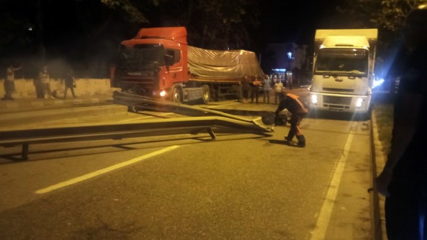 Foto - Tırın çarptığı bariyer yola savruldu, trafik durdu