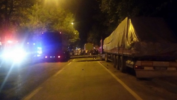 Foto - Tırın çarptığı bariyer yola savruldu, trafik durdu
