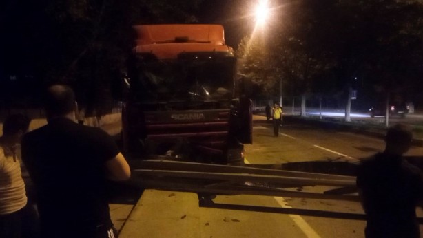 Foto - Tırın çarptığı bariyer yola savruldu, trafik durdu