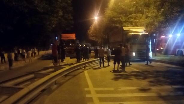 Foto - Tırın çarptığı bariyer yola savruldu, trafik durdu