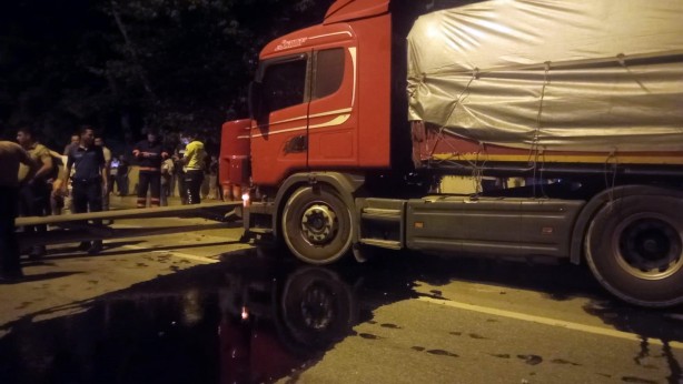 Foto - Tırın çarptığı bariyer yola savruldu, trafik durdu