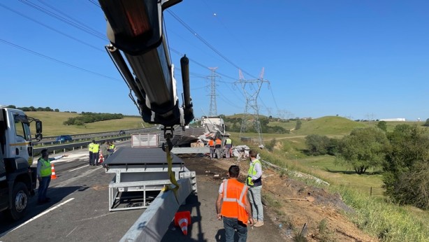 Foto - Tırın çarptığı tabela, dorsenin üzerine devrildi