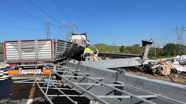 Foto - Tırın çarptığı tabela, dorsenin üzerine devrildi