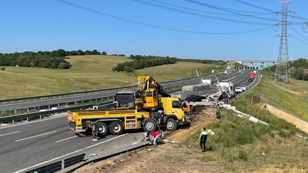 Tırın çarptığı tabela, dorsenin üzerine devrildi