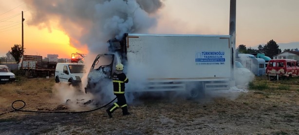 Tırın dorsesine çarpan kamyon saatler sonra alev aldı