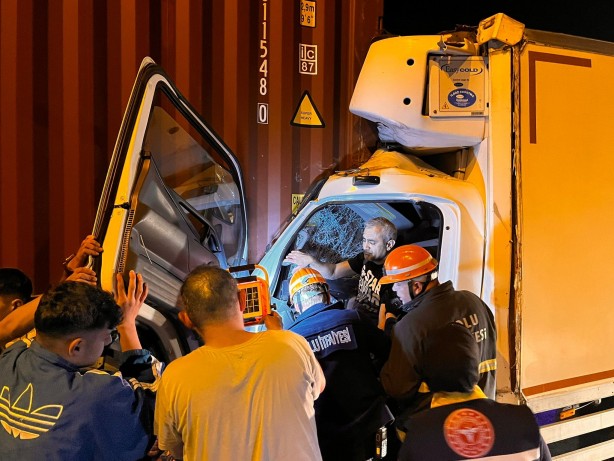 Foto - Tırın dorsesine çarpan kamyon saatler sonra alev aldı