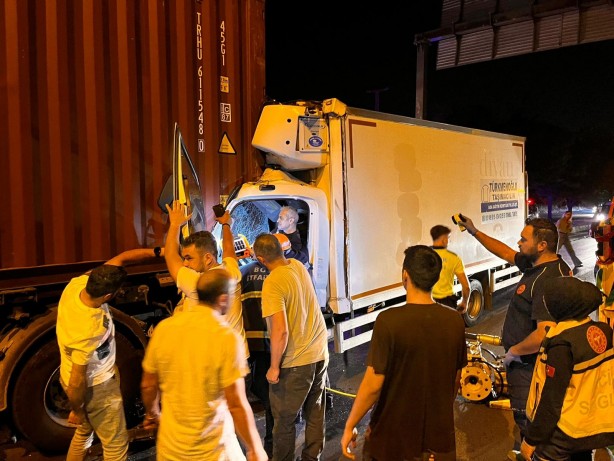 Foto - Tırın dorsesine çarpan kamyon saatler sonra alev aldı