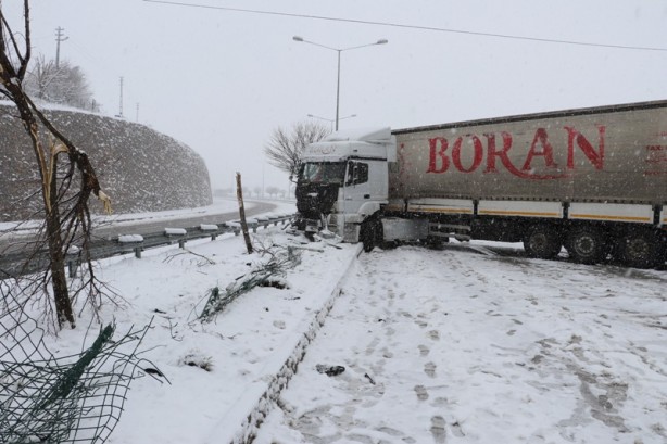 Foto - Tırın refüje çarpması sonucu trafik aksadı