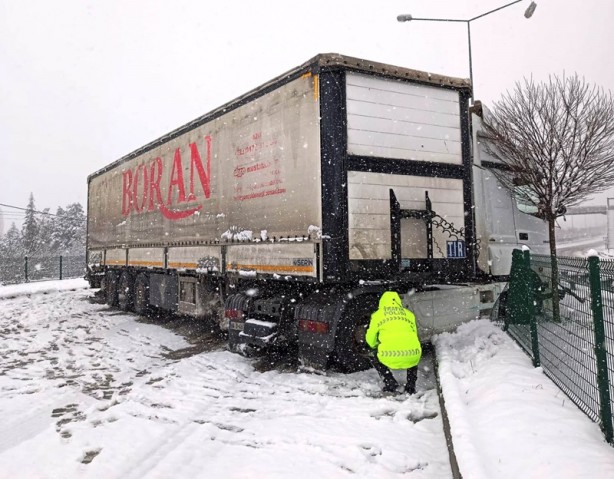 Tırın refüje çarpması sonucu trafik aksadı