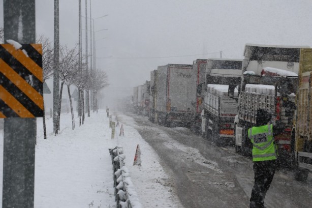 Foto - Tırın refüje çarpması sonucu trafik aksadı