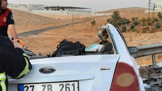 Tırla çarpışan aracın tavanı koptu! 