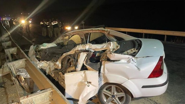 Foto - Tırla çarpışan aracın tavanı koptu! 