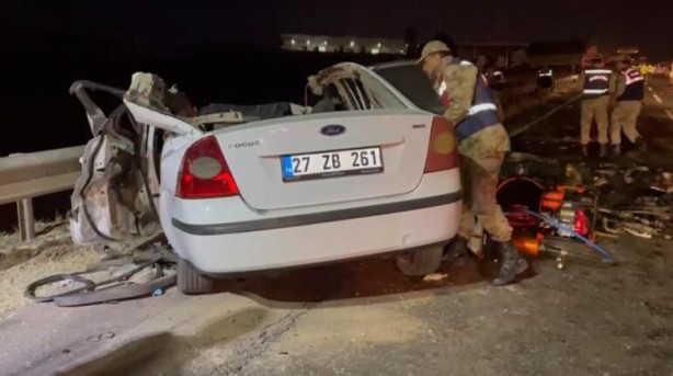 Foto - Tırla çarpışan aracın tavanı koptu! 