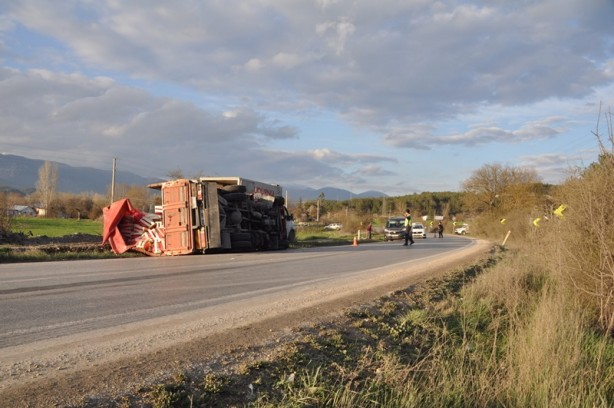Foto - Tırla çarpışan kamyon devrildi, havuçlar yola saçıldı